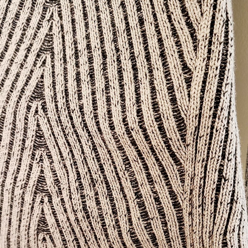 Lovely Knitted Sweater. - Picture 4 of 5